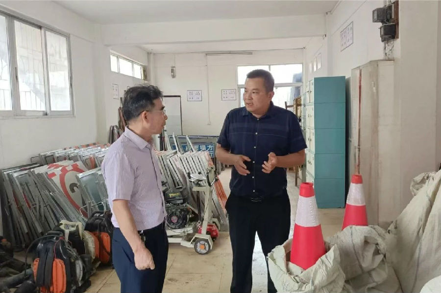 自治区公路发展中心副主任何开送到藤县公路养护中心开展重点工作专题调研